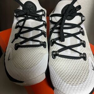 Nike Free Metcon 4 PRM in White and Black size 8